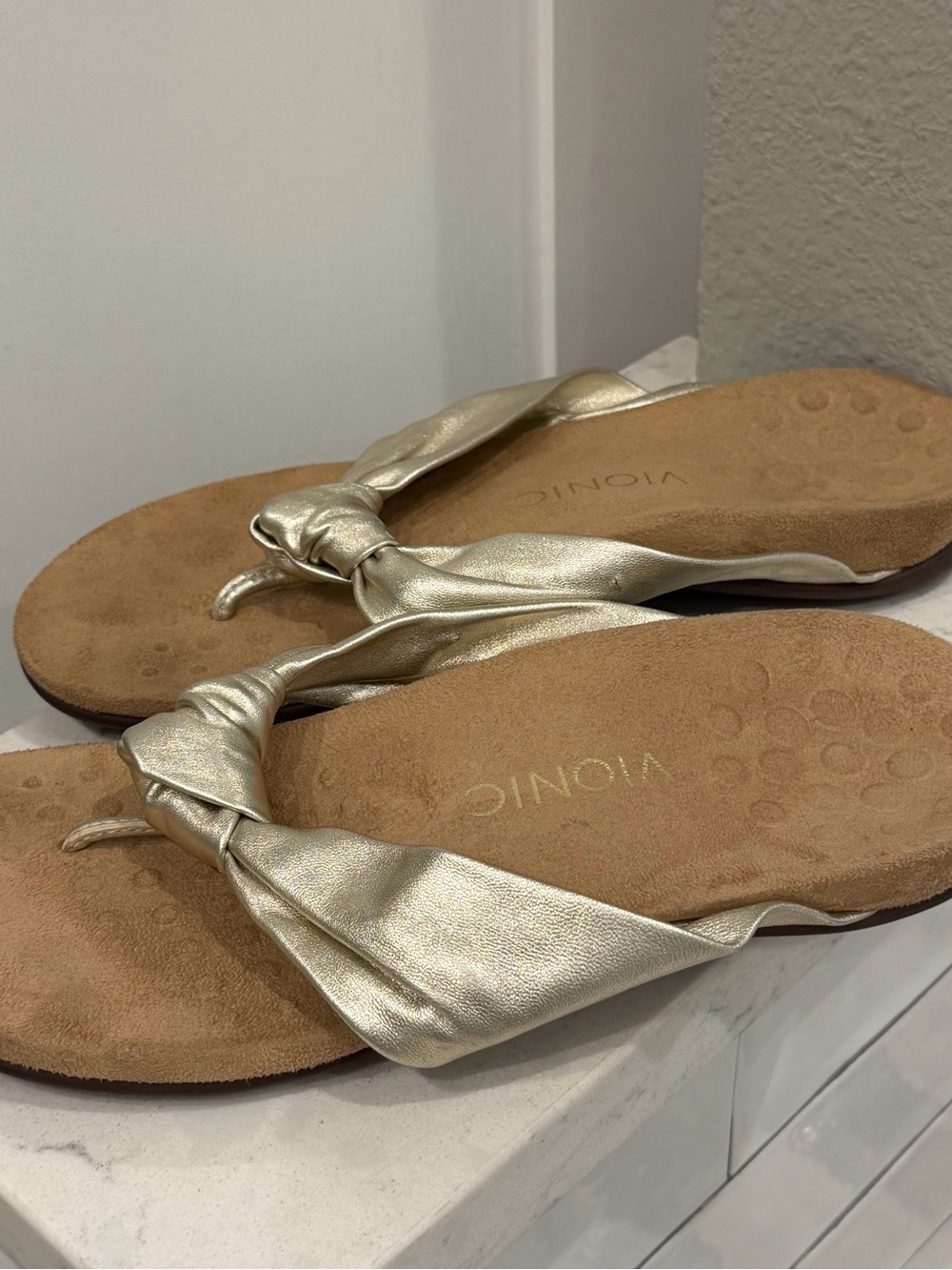 Vionic Sz 8 Pippa Metallic Gold Knotted Toe-Post Sandal - Women